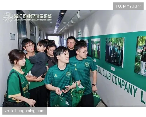 中超俱乐部开放日，千名球迷走进基地体验职业训练。